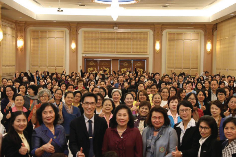 รองศาสตราจารย์ ดร. ทัศนา บุญทอง คณบดีคณะพยาบาลศาสตร์ ในฐานะนายกสภาการพยาบาล ลงพื้นที่ จ.บุรีรัมย์ เมื่อวันที่ 21-22 มกราคม 2562 เป็นประธานเปิดโครงการสื่อสารข้อมูลและรับฟังความคิดเห็นผู้ให้บริการ ตามมาตรา 18(13) ปีงบประมาณ 2562